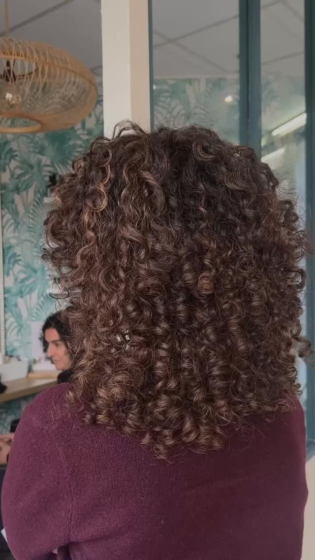 Arrêtez de lutter contre vos boucles… laissez-les vivre
Chez Green Concept, on adore révéler la beauté des cheveux bouclés, ondulés et frisés.
Envie de voir vos boucles sous leur meilleur jour ?
📅 Prenez rendez-vous avec nos expertes à Combs-la-Ville.