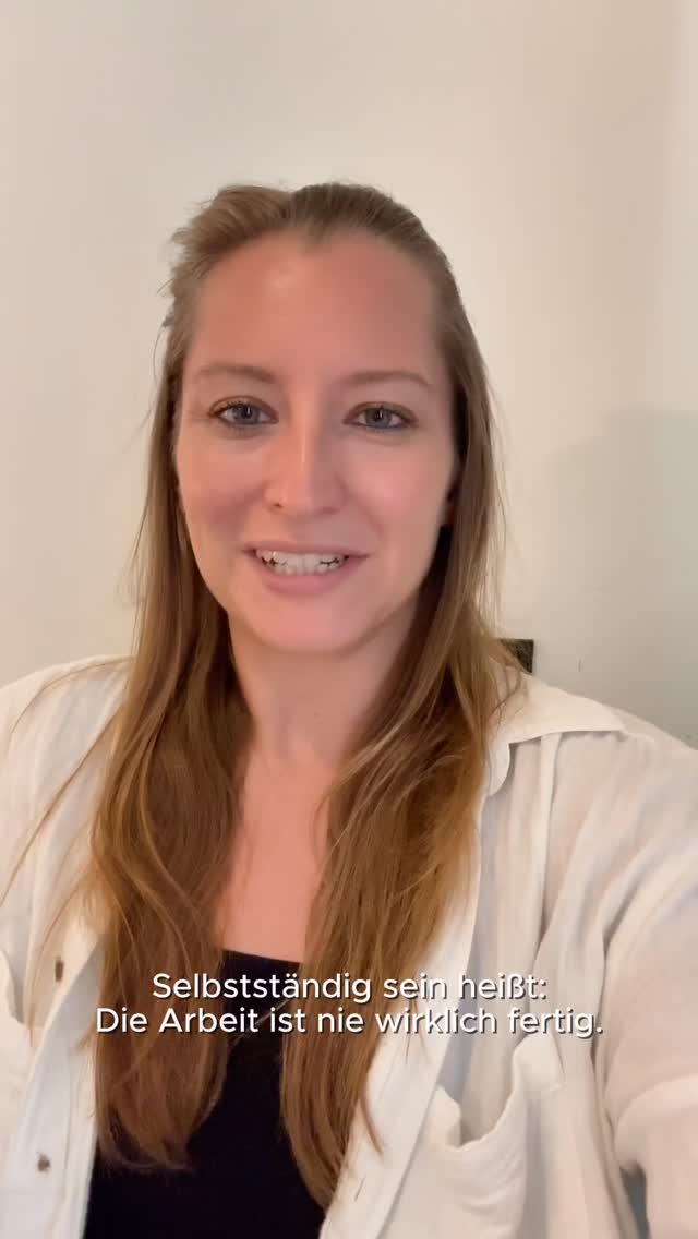 Diese Woche war komplett verrückt.
Und genau dafür habe ich mich selbstständig gemacht.
Als Social Media Managerin im Online Marketing gibt es immer noch etwas zu planen, zu optimieren, zu analysieren oder zu organisieren. Content für Kunden, eigener Content, Strategien, Calls, Projekte – langweilig wird es definitiv nicht.
Diese Woche war unglaublich voll, aber auch unglaublich schön. Ich habe viel vorgearbeitet und meinen Content für den nächsten Monat geplant, damit ich Zeit mit meiner Schwester verbringen konnte, die mich hier auf Lombok besucht.
Gleichzeitig bauen mein Partner und ich ja gerade unsere Firma hier in Indonesien auf und haben nach weniger als drei Monaten schon ein Team, auf das wir uns wirklich verlassen können.
Das macht mich ehrlich gesagt sehr stolz.
Für mich sind das die echten Erfolge in der Selbstständigkeit:
Strukturen aufbauen, Menschen finden, denen man vertrauen kann, und sich Schritt für Schritt ein Business und ein Leben aufbauen, das zu einem passt.
Man hat oft das Gefühl, das Glas ist halb leer, weil noch so viel zu tun ist. Aber wenn man kurz stehen bleibt und zurückschaut, merkt man, dass das Glas eigentlich ziemlich oft halb voll ist.
Selbstständigkeit, Online Business und Unternehmertum sind kein Sprint. Es ist eher ein ziemlich langer Berglauf.
Und jetzt würde mich interessieren:
Was war dein Highlight letzte Woche?