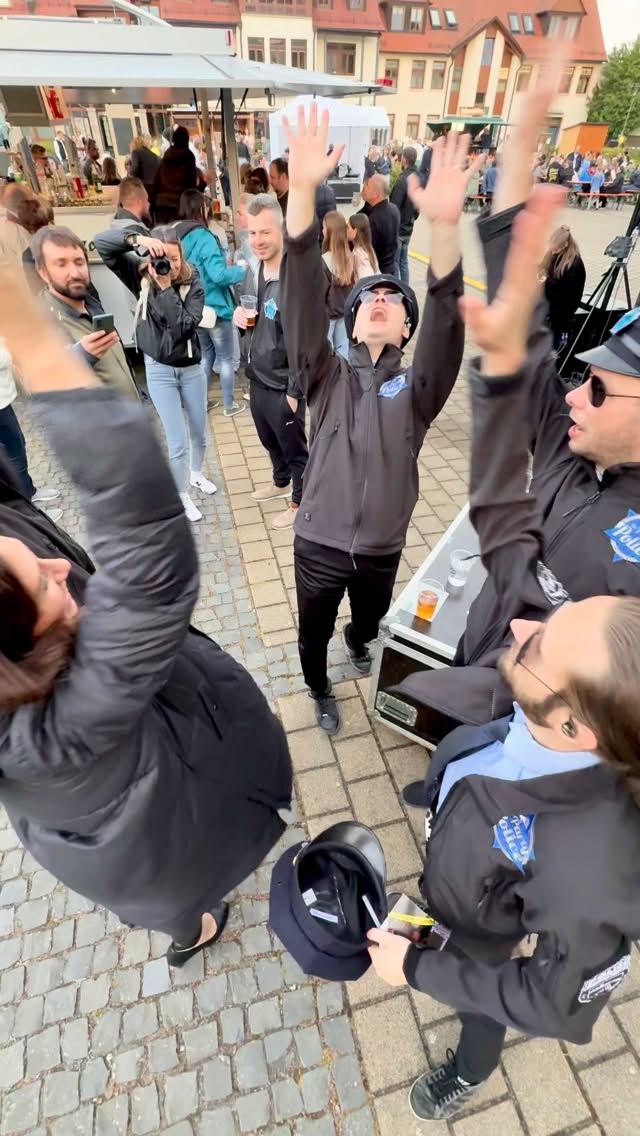 Jede Show ein Highlight! Wenn die Party-Police ausrückt, gibt’s neben fettem Sound auch eine mitreißende Show fürs Auge. Damit wir auch durch euren Bezirk streifen: Anfragen zur Buchung über den Link in der Bio. #partyband #jetztbuchen #partytime #liveband #livemusik