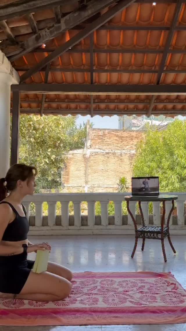 My wonderful client @toraroams (and her cat 🐈⬛) joining The Scoliosis Pilates Class from her sunny home in Mexico 🇲🇽
Attend live or via recording wherever you are in the world, every Tuesday 9am GMT 🌎
⬆️ Book or find out more via the link in bio
💌 Send me a DM or email anytime
#pilates #basipilates #curvyspinemagic #pilatesinlondon #scoliosis #pilatesforscoliosis #scoliosisexercise #scoliosispilates #scoliosisawareness #scoliosissurgery #scoliosisstrong #scoliosiswarrior #spinalfusion #spinalfusionrecovery #spinalfusionpilates #exerciseforscoliosis #scoliosisfitness #scoliosislife #pilatesteacher #pilatesinstructor #onlinepilates #onlinepilatesforscoliosis #thescoliosispilatesclass
