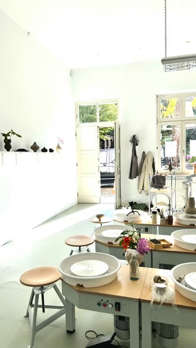 Innere ZEN•trierung.
Durch die Drehscheibe. Durch deinen Atem.
Finde deine Mitte. Erschaffe. Sei im Fokus.
Frühling – ein Neubeginn.
C L • A Y Hamburg-Ottensen
ZEN·trier Dich – Töpferworkshops
Deine Hände im feuchten Ton, dein Atem im Moment.
Töpfern. Atmen. Ankommen.
Im CL•AY verbinden sich Keramik und Achtsamkeit. Der Ton findet seine Mitte – und du gleich mit.
Keramikstudio · Breathwork · ZEN•trierung📍 Hamburg-Ottensen
Workshops · Drehscheiben-Vermietung · Shop 👉 cl-ay.de
•
Inner ZEN•triation. Through the wheel. Through your breath.
Find your center. Create. Stay focused.
Spring – a new beginning.
C L • A Y Hamburg-Ottensen ZEN·trier Yourself – pottery workshops
Your hands in wet clay, your breath in the moment.
Pottery. Breathe. Arrive.
At CL•AY, clay meets mindfulness. The clay finds its center – and so do you.
Pottery studio · Breathwork · ZEN•triation📍 Hamburg-Ottensen Workshops · Wheel rental · Shop 👉 cl-ay.de
#Keramikstudio
#mentalegesundheit
#achtsamkeit
#Drehscheibe