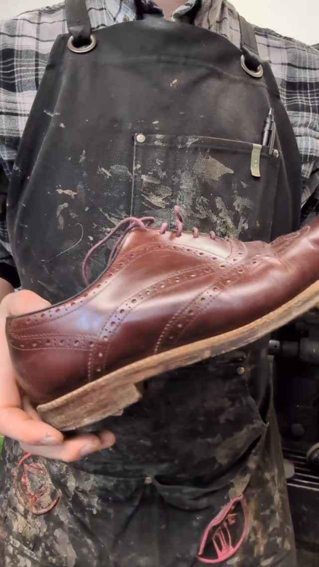 Trying something a bit different with this video. Trying to show the process of applying Vibram sole protectors and heel top pieces to these Oliver Sweeney shoes
#oliversweeney #shoerepair #cobbler #vibramrepair #smallbusiness