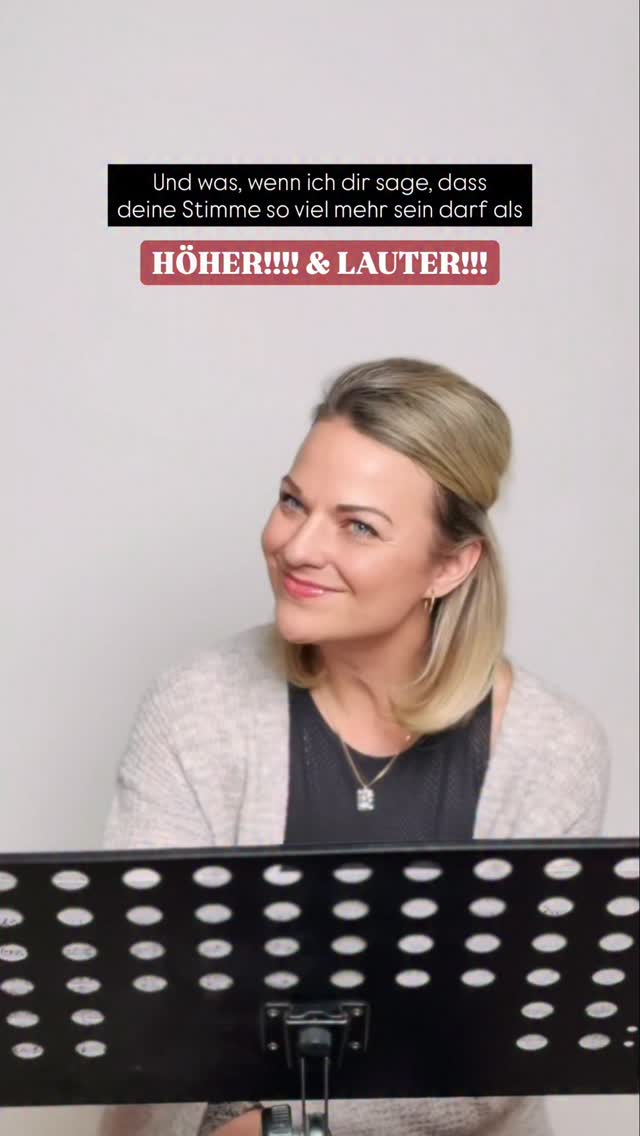 Gesangsunterricht ist für mich kein Ort, an dem du „höher“ oder „lauter“ werden musst. Er ist ein Ort, an dem du dich ausprobieren darfst. Und ein Ort, an dem du dich lösen darfst- von Druck, Erwartungen und diesem ständigen „mehr“.
Ich finde es schade, dass Gesang heute so oft daran gemessen wird, wie hoch oder wie laut jemand singt.
Als wäre das der Maßstab für „gut“.
Dabei liegen die wirklich berührenden Momente so oft ganz woanders.
In den leisen und ehrlichen Tönen 🤍
Genau das versuche ich meinen Schüler:innen mitzugeben:
Du musst in keine Schablone passen.
Du musst niemanden übertreffen.
Und deine Stimme ist nicht dafür da, gemessen zu werden.
☝🏼 Sie ist dafür da, gehört zu werden. Zu berühren. Etwas rühren. So wie sie ist, so wie DU bist 🫶🏼
Dieses Video darf natürlich mit einem Augenzwinkern geschaut werden 😄
Aber ein bisschen Wahrheit steckt eben doch drin.
#gesangsunterricht #hochundlaut #gesangslehrerin #funny #singer