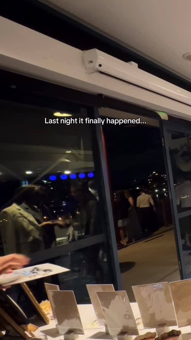 First time in two years 😱 Do I go overboard on packaging? Maybe. Do I regret it? Never. This painting just needed a little wipe down and we were good :)
#liveweddingpainting #guestillustrations #weddingdrama #oopsie #worstnightmare