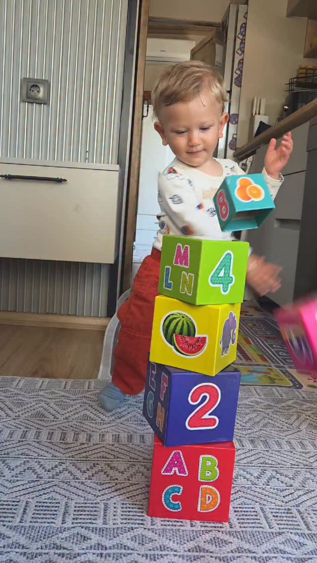 Siz binbir emekle o kuleyi dikiyorsunuz veeee tek hamleyle yerle bir ediyor... Tanıdık geldi mi? 😂 🔨
Bu bir hırçınlık değil!! İşte o yıkım anının arkasındaki 4 büyüleyici gerçek:
1️⃣ Dünyanın İlk Fizik Deneyi: Neden-Sonuç 💥
Piaget’nin dediği gibi; bebeğiniz 'Ben dokundum ve dış dünyada bir şey değişti!' keşfini yaşıyor. 'Vuruyorum -> Ses çıkıyor -> Dağılıyor' zinciri, beynindeki nöral bağları (sinapsları) çelik gibi güçlendiriyor.
2️⃣ Yerçekimi Kontrol Merkezi 🌎
Onlar için yerçekimi henüz bir kanun değil, her an test edilmesi gereken bir mucize. Kuleyi yıktığında parçaların yukarı uçmadığını, hep aşağı düştüğünü görmek onlara muazzam bir mekansal farkındalık kazandırıyor.
3️⃣ 'Ben De Buradayım!' (Güç ve Otonomi) 💪
Bebekler gün boyu taşınır, yedirilir, altı temizlenir... Yani kontrol hep bizdedir. Ama o kuleyi yıkmak? İşte o, çevreleri üzerinde kurabildikleri ilk gerçek egemenlik! Bu 'yıkım' onlara müthiş bir özgüven ve kontrol hissi veriyor.
4️⃣ Dopamin Patlaması: Duyusal Şölen 🎊
Blokların birbirine çarpma sesi, parçaların kaotik dağılımı... Bu sadece bir gürültü değil, beyinde dopamin salgılanmasına sebep olan biyokimyasal bir ödül!
Özetle: O kuleyi yıkarken aslında 'Ben bu dünyayı anlıyorum ve değiştirebiliyorum' diyor. 🧱✨
Sizin miniğinizin 'yıkım ekibi' performansı nasıl? Kuleyi bitirmenize izin veriyor mu yoksa daha ilk blokta saldırıya mı geçiyor? 😂
#bebekgelişimi #montessori #ebeveynlik #çocukpsikolojisi #bebeketkinlikleri