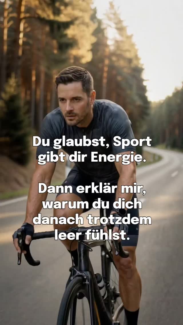 Was du nach dem Training spürst, ist kein Aufbau.
Es ist Aktivierung.
Dein Körper schüttet Cortisol und Adrenalin aus, stellt Glukose bereit, fährt dein Nervensystem hoch.
Du funktionierst besser, aber du bist nicht erholter. Und während du denkst, du tust dir etwas Gutes, verbrauchst du genau die Substanz, die dein System stabil hält: Magnesium, Natrium, Kalium.
Magnesium entscheidet darüber, ob ATP überhaupt effizient genutzt werden kann. Fehlt es, läuft dein System nicht langsamer. Es läuft ineffizienter.
Natrium und Kalium steuern die elektrische Stabilität deiner Zellen. Wenn dieses Gleichgewicht kippt, reagierst du empfindlicher auf Belastung, dein Puls steigt schneller und Erschöpfung kommt früher.
Und genau hier beginnt das Problem: Du interpretierst Aktivierung als Energie und trainierst weiter.
Während dein Körper im Hintergrund längst mehr verbraucht als er aufbauen kann.
Kurz fühlst du dich besser. Langfristig fährst du dein System weiter runter. Und das siehst du weder in deinem Trainingsplan noch in deiner Uhr.
Wenn du verstehen willst, was bei dir im Hintergrund wirklich läuft und warum dein Körper Training vielleicht gerade nicht mehr so verarbeitet, wie du denkst, dann folge @annagoetz.biochemie
Ich zeige dir die Biochemie hinter Leistung, Regeneration und dem, was die meisten komplett übersehen.
#regeneration #leistung #ausdauersport #biochemie