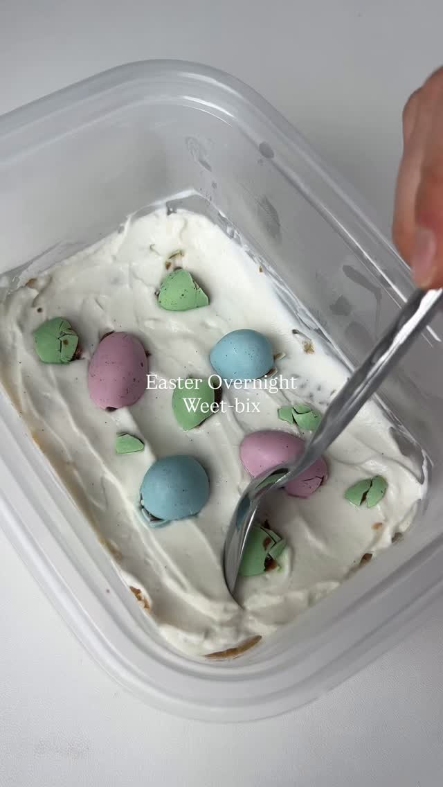 Because who said you can’t have chocolate for breakfast?👀
If you’re training, working, and trying to stay on top of your nutrition, you don’t need to avoid the fun foods, just build them into your day in a way that actually supports you.
Here are my Easter inspired overnight Weet-Bix:
☀️2-3 @weetbixau
☀️1/2 serve vanilla protein powder
☀️1/4-⅓ cup milk of choice
☀️Vanilla protein yoghurt
☀️Easter eggs of choice
Save this for an easy brekky for busy mornings!🐰
#dietitian #overnightweetbix #healthybreakfast #easterrecipes