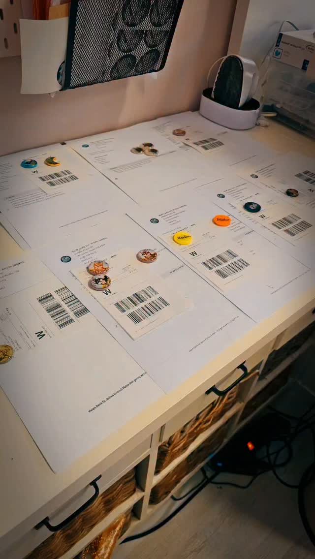 8 Bestellungen, jede einzeln verpackt 💖
Wer traut sich, zu schätzen, wie lange ich gebraucht habe? Tipp: Es war keine Blitzaktion! 😎
#handmade #hundemarken #smallbusinesslove #verpackungsliebe #ratemal