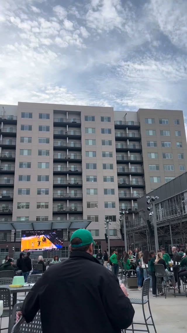 We have countless things to do here, all without moving your car 🙌 Restaurants, indoor golfing, live music, arcade games, sports, you name it.