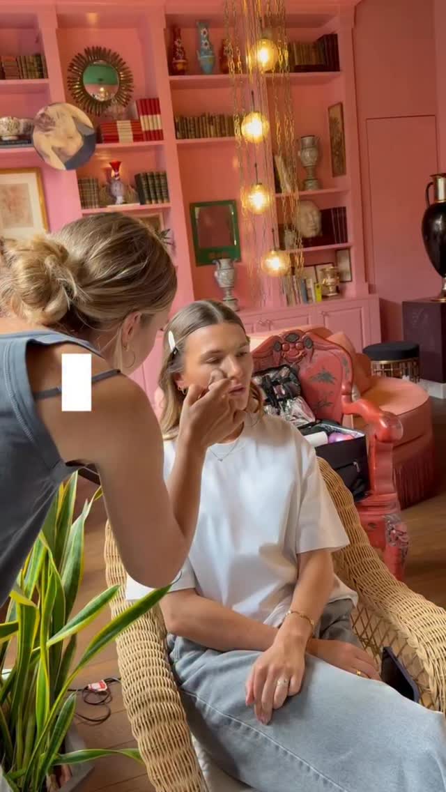Wanneer ik haar en make up doe, is mijn hoofd leeg, mijn handen werken en alles komt van zichzelf. Ik voel en go with the flow.
Never nooit zal dit aanvoelen als werk. I love it that much ♥️
Het is echt voor mii second nature.