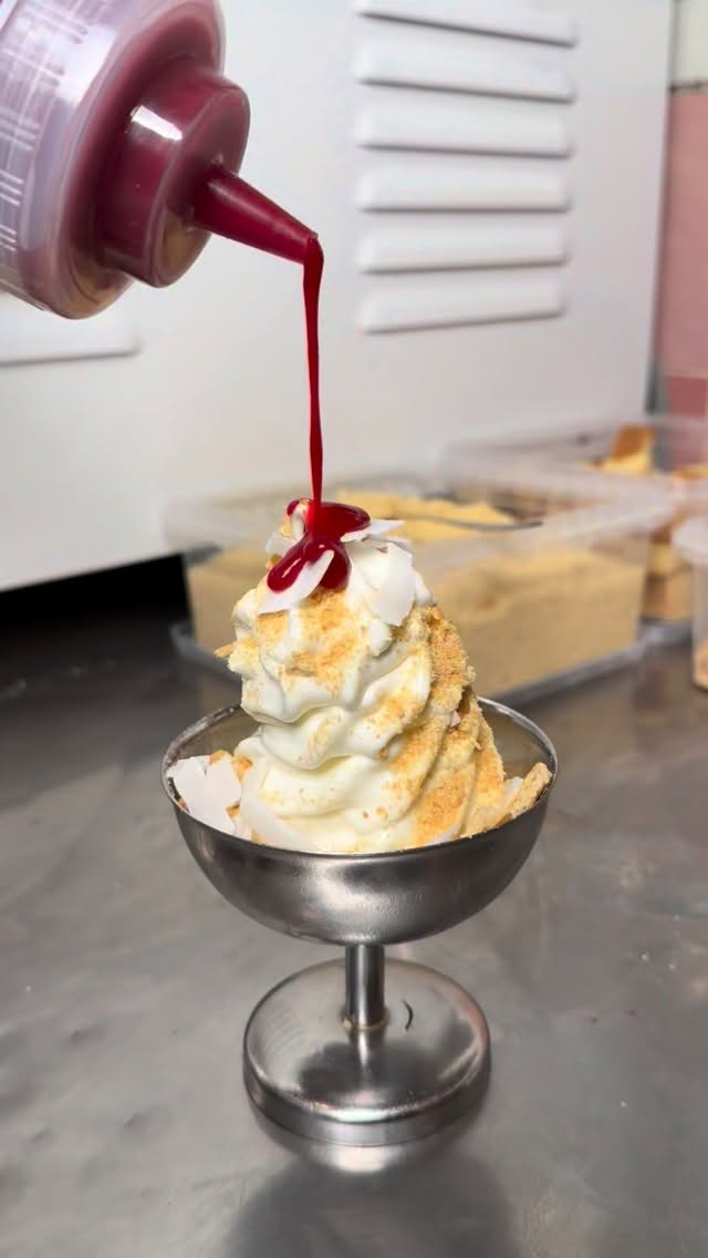 Raspberry special for our buffalo soft serve 🐃🍦
Raspberry coulis, dehydrated coconut, butter cookies ✨