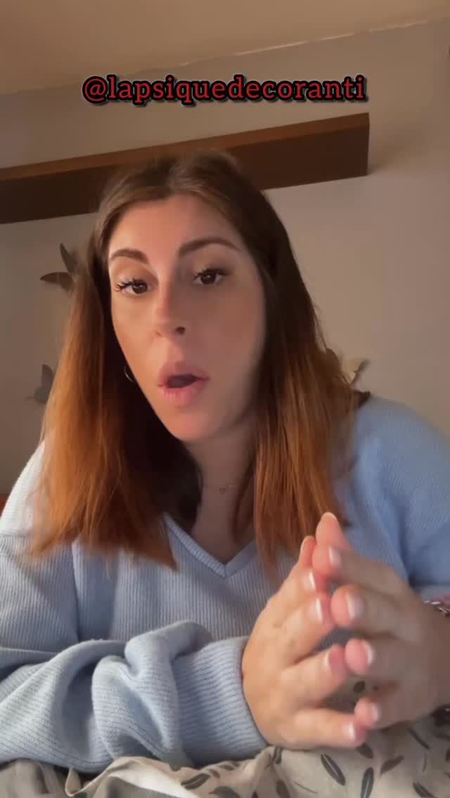 A veces aprendemos que ser fuerte es no necesitar a nadie. Que poder con todo en silencio es sinónimo de madurez, de valía, de independencia. Y sin darnos cuenta, convertimos la autosuficiencia en una coraza.
El impulsor de “sé fuerte” nos empuja a sostener, a no mostrarnos vulnerables, a minimizar lo que sentimos y a seguir adelante aunque por dentro estemos desbordadas. Desde fuera puede parecer fortaleza, pero muchas veces es una forma de desconexión: de una misma y de los demás.
Confundimos independencia con no necesitar, cuando en realidad la verdadera fortaleza también incluye poder apoyarse, pedir ayuda y dejarse cuidar. Porque ser fuerte no es aguantarlo todo, sino poder sostenernos… también en nuestra vulnerabilidad.