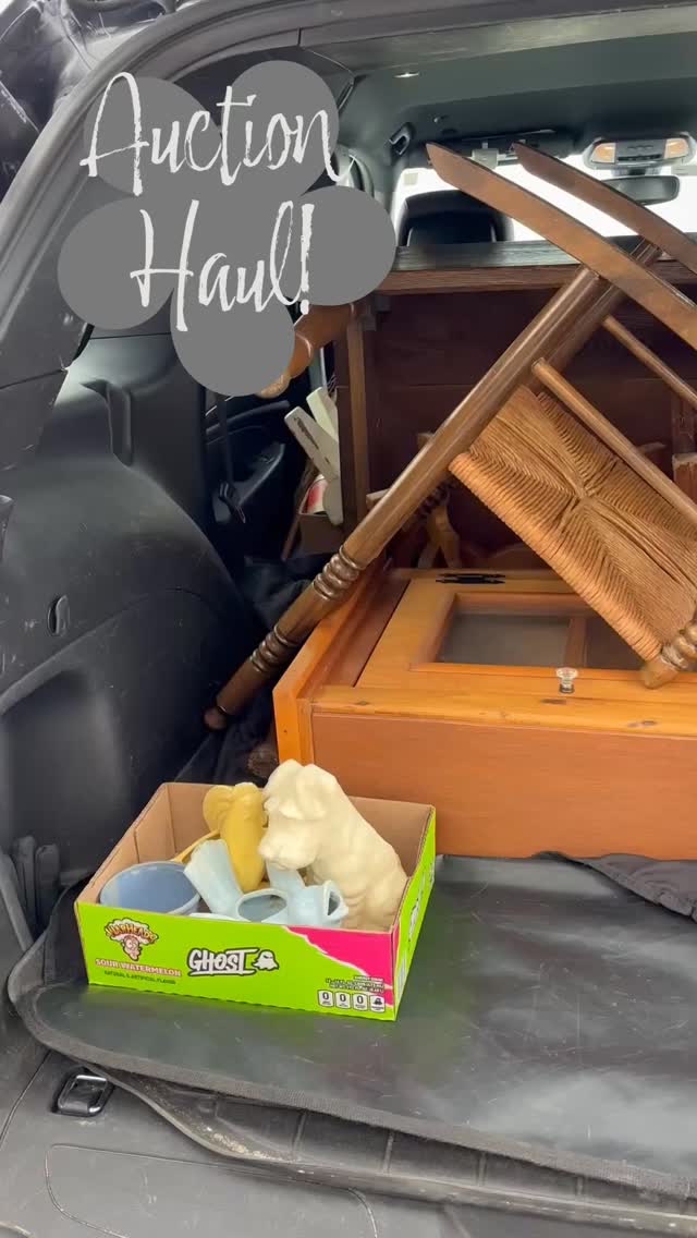 I was able to hit another auction Sunday afternoon! I love that it is live auction season! And it was over 70 degrees! Check out my haul! #junkismylife #auctionhaul #welcomehomevintagetour #vintagedecortour #ironstone