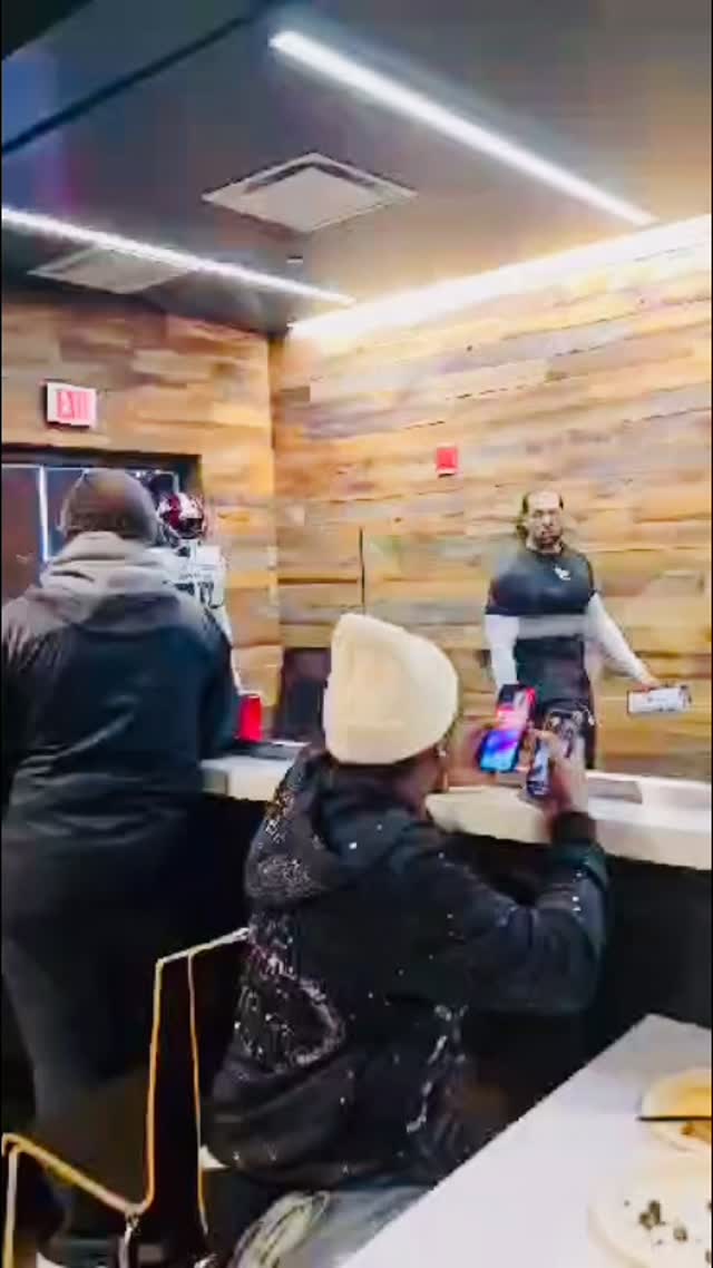 During halftime of the Kings game 👀
🎥: Toohey