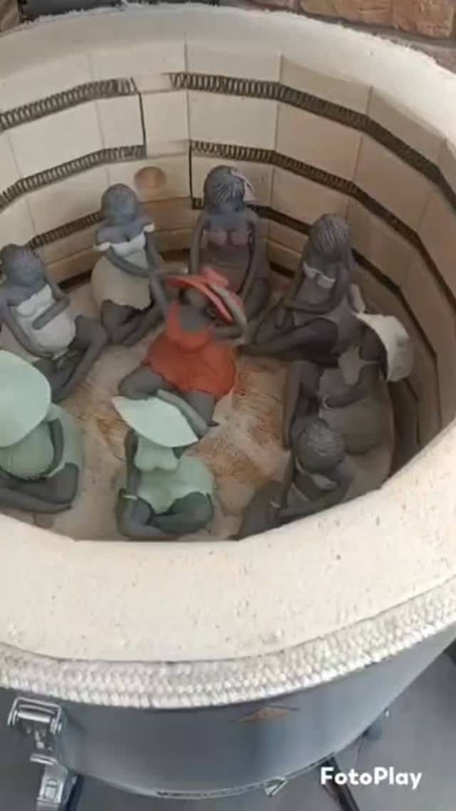 Ouverture du four… ✨
Le moment où tout se révèle.
Couleurs, textures, surprises 🔥
La magie opère, encore une fois.
À découvrir le 18 avril au Parcours d’Artistes de Jette 🤍
📌 https://apajette.brussels/artist/378-martine-foucart