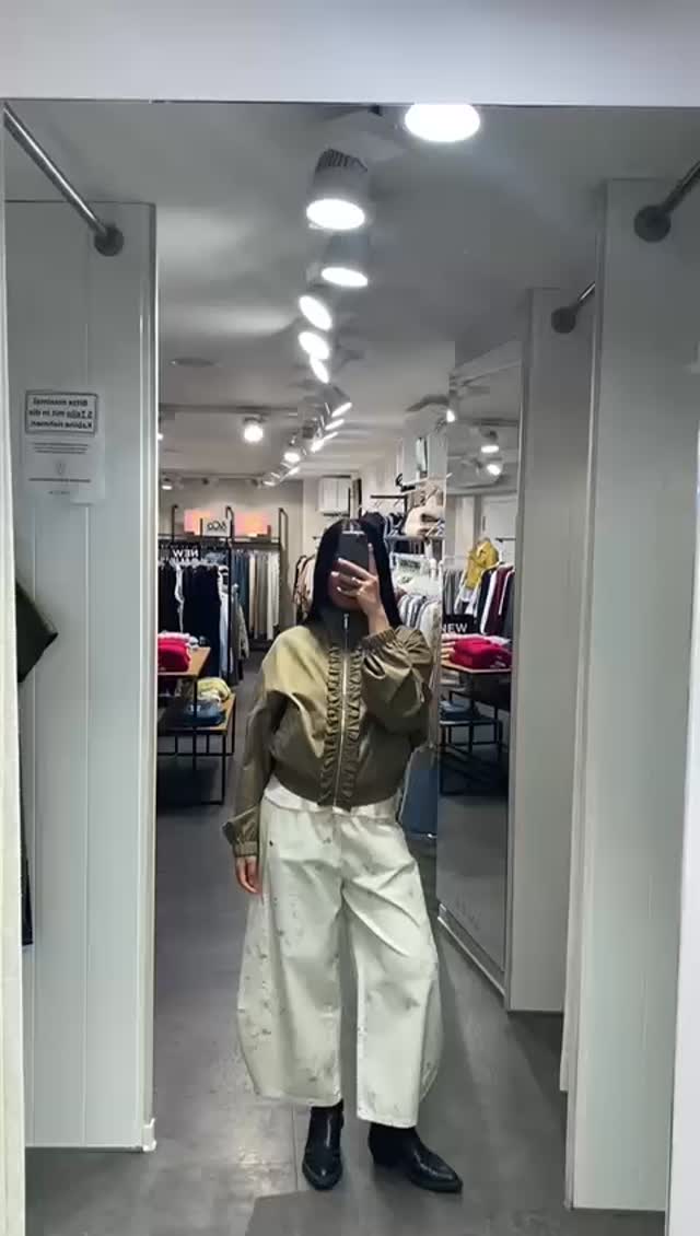 Constantly updating your wardrobe❤️
Weekly deals you don’t wanna miss ✨
– 10% off jackets & blazers
– 15% off pullovers
– 25% off jeans & trousers