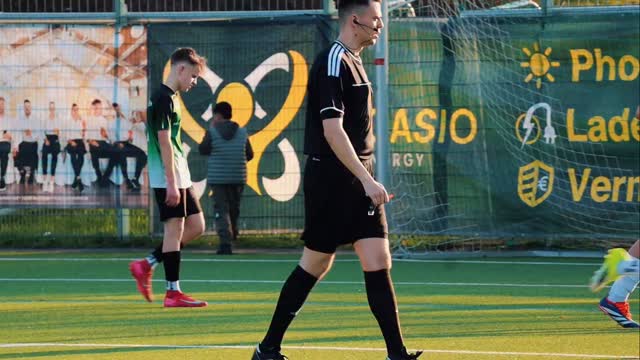 Qualle kommt mit WUMMS ⚽️
Wir erinnern uns, als wäre es gestern gewesen. Okay, es ist erst ein Woche her, aber wir sind immer noch geflashed und ganz stolz, was wir gemeinsam auf die Beine gestellt haben 🫶
Zusammen mit dem @tsvsondelfingenfussball und @alphasports_rt haben wir das Team von Pascal alias Qualle (@quallexd001) und von Malte (@valtemoelz) unterstützt und versucht alle ihre Ideen auf dem Platz umzusetzen.
Es war ein lustiger, spannender und intensiver Tag - am Ende mit vielen frohen und glücklichen Gesichtern 🥰
Und Malte hat eines gelernt - Schiri sein ist gar nicht so einfach! 😎
Danke an @liveticker_nedi für das kurze Reel 🤝
P.S.: Qualle will return!
#srgreutlingen #schiedsrichter #wumms #dfbschiris #respektfürdenschiedsrichter