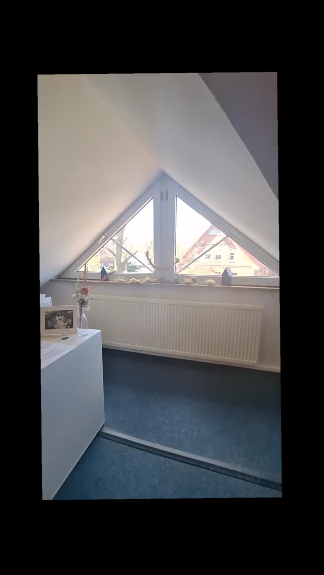 Moin, Moin!
"Zwischen Schreibtisch und Stuhl verändert sich meine Perspektive!"
🌸🌸🌸🌸
Es ist Sonntag und im Büro ist alles still.
Kein Telefon, keine Stimmen, nur dieser eine ruhige Moment.
Die Woche ist noch spürbar!
All die Termine, Gespräche und Entscheidungen tragen noch nach.
Ich sitze auf meinem Drehstuhl und stoße mich leicht ab.
Langsam beginnt sich alles zu drehen und für einen kurzen Augenblick fühlt es sich an, als würde sich die Welt bewegen.
Doch eigentlich verändert sich nur meine Perspektive.
Manchmal braucht es genau solche Momente, in denen man nichts leisten muss!
Während sich alles weiter dreht, wird mir klar,
dass es manchmal nicht mehr braucht als einen kleinen Impuls, um Leichtigkeit zu fühlen.
Vielleicht ist genau jetzt der Moment, für diese eine kleine Drehung!
#sonntag
#ambulantepflege
#perspektiv
#Büro
#pflege