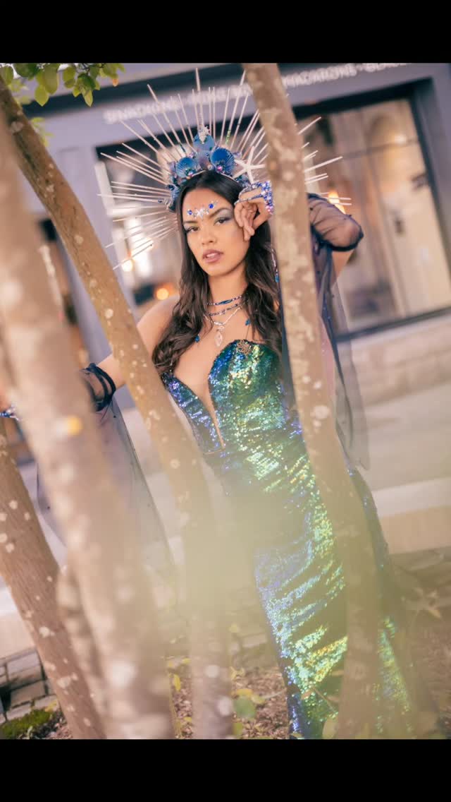 Petit retour au 10 mai 2025, car je n'ai pas encore terminé de vous partager les magnifiques photos de @fabily_photographie, après notre défilé d'Auray, organiser par @capalre
Vous pouvez retrouver ici la belle @Mademoiselle france 2025 @andreacr_off
@mandy.gueye
Un grand merci à @jeanphilippepinsault
Maquillage : @sl.harley
Costumière : @Elphi Désidérata Delphine Le Blet
À l'habillage : @maudhabilleuse_ @Aline, Sullyan et @juliette_msb_bzh2024
Mille mercis à vous tous
❤️❤️❤️
#elphidesiderata #delphineleblet #costumierefrance #costumiereauray #mademoisellebretagne mademoisellemorbihan costumedescene costumefrance costumierefrance costumedesign stylisteauray costumièremorbian costumièrevannes costumierebretagne defileauray miss tutufrance tutu costumefrancePetit