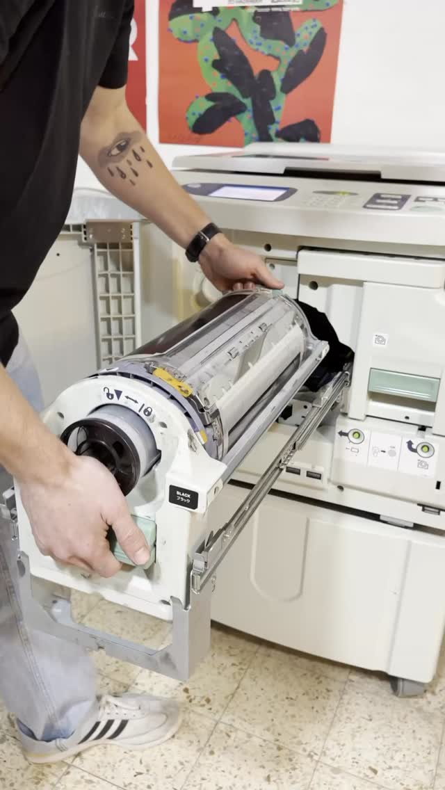 As the Zionist regime and U.S. imperialism destroy Iran and Lebanon — from attacks on hospitals to ecological devastation — we refuse to stay silent.
Anafi and Kompass carried out a poster campaign against war and occupation.
We will not accept “endless war” disguised as security.
No one is free until everyone is free!
В то время как сионистский режим и империализм США разрушают Иран и Ливан — от ударов по больницам до экологического опустошения — мы отказываемся молчать.
«Анафи» и «Компас» провели акцию по развешиванию плакатов против войны и оккупации.
Мы не смиримся с «вечной войной» под маской безопасности.
Никто не свободен, пока не свободны все!
בזמן שהמשטר הציוני והאימפריאליזם האמריקאי הורסים ומשמידים את איראן ולבנון: מנפגעים בבתי חולים ועד חורבן אקולוגי – אנחנו מסרבות לשתוק.
אנאפ״י וקומפאס יצאו לפעולת תליית פוסטרים נגד המלחמה והכיבוש. לא נשלים עם “מלחמת נצח” במסווה של ביטחון.
אף אחת לא חופשיה, עד שכולן חופשיות!