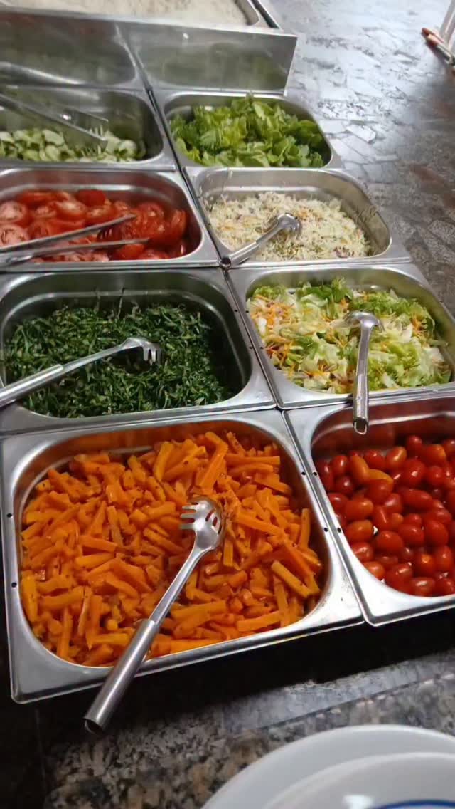 Hoje foi um dia especial aqui no Educandário Santista!
Graças à generosa doação do Sesc Mesa Brasil, nossas crianças puderam desfrutar de um almoço cheio de cuidado, sabor e saúde. A mesa ficou ainda mais colorida e nutritiva, com uma grande variedade de saladas e legumes, proporcionando uma alimentação equilibrada e cheia de carinho.
Gestos como esse fazem toda a diferença no dia a dia das nossas crianças, contribuindo diretamente para o seu bem-estar e desenvolvimento.
O Educandário Santista só tem a agradecer por essa parceria tão importante. Nossa gratidão ao Sesc Mesa Brasil por olhar com tanto carinho para a nossa missão! 💚