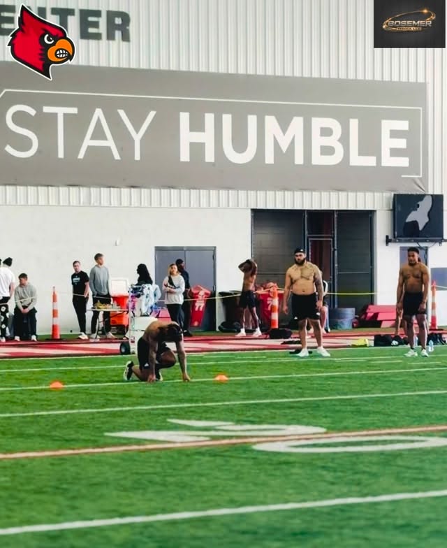@caullin.l here running his 40 yard dash for the second time at his pro day .
Both times are unofficial :
1) ⌚️: 4.42
2) ⌚️ : 4.42
@gocards x @universityoflouisville x @louisvillefb
#proday