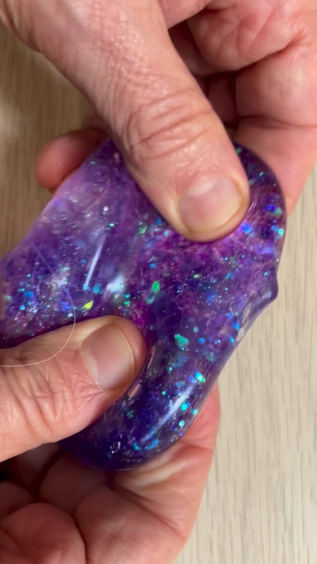 L’ho preso per curiosità…lo sai che non riesco a smettere? 😂 Tipo, mi ero detto: “lo uso 2 minuti per rilassarmi mentre lavoro al PC e poi lo poso”. Sono qui da 20. Vabbè mi andava di fargli un video per fartelo vedere 😉 #squishy #antistres #oddlysatisfyingvideo #asmrvideo #relaxing