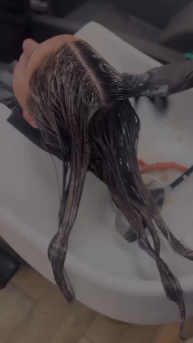 You leave the salon and your colour is perfect.
Two weeks later, it looks washed out, brassy, or just… not quite right.
Before you blame the colour, or even your colourist, let’s talk about what’s really happening between appointments. Because more often than not, the fading is happening at home.
The biggest culprits are simple, but they make all the difference.
Hot water that opens the cuticle and lets colour escape.
The wrong shampoo quietly stripping your tone.
Skipping conditioner or using one that isn’t designed for coloured hair.
Missing toning treatments between visits.
And daily exposure to sun or chlorine without protection.
Colour-treated hair is naturally more porous, which means it needs more care to hold onto its tone.
The difference between colour that lasts beautifully for six weeks and colour that fades in two often comes down to what happens in your own routine.
At Hair Society, we don’t just colour your hair. We show you how to keep it looking its best long after you leave the salon.
If your colour never quite lasts the way it should, there’s always a reason.
And we can help you find it.
Follow for more hair advice you can actually use at home.
Or book your next appointment through the link in bio 🎨