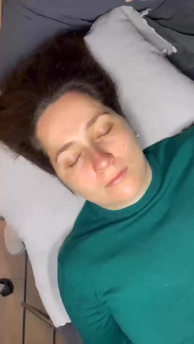 Steg-for-steg
Dette er hva du kan forvente når du booker en brynsbehandling hos oss 🤎
Vi farger brynene med bruk av Fred Hamelten Power Infusion fargeprodukter og former med voks og pinsett.
Behandlingen rammer inn ansiktet og gir et løftet og våkent blikk. Spar tid på brynsminke og oppnå et fresht, naturlig utseende du også ✨
Pris: 615kr
#bryn #brynsbehandling #naturligebryn #fredhamelten #browgoals