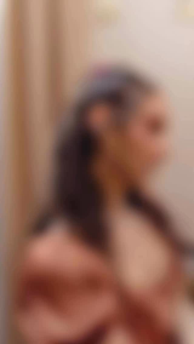 Spill the Tea ☕️ Vanesa & Agata
Po nesutarimo kavinėje. Agata bandė paaiškinti Vanesai , kad gyvenime labai pravartu turėti pažinčių… ir dar svarbiau – mokėti jomis naudotis. 😏
Vanesa liko… švelniai tariant, apšalusi.
Ar tai sumani strategija, ar damai nederamas elgesys?
#bridgerton