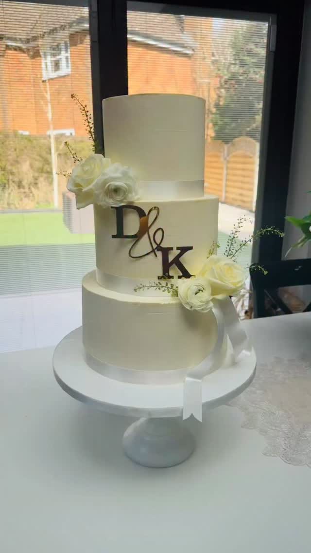 Congratulations Kiki and Dean! What a beautiful day! #twistedcakesbytia #welwyngardencity #theviewpanshanger #hertfordshireweddings weddingcakeshertfordshire