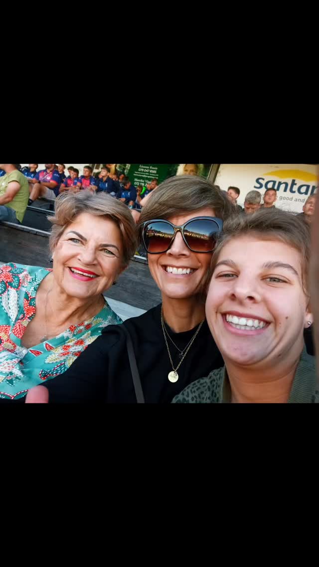 Vinnige Stellenbosch-draai saam met Ouma om vir nefie te gaan kyk speel by die skole-rugby.
Ps...As jy iemand skort om jou grootste 'fan' langs die veld te wees, jou behoorlik te celebrate op jou verjaarsdag of jou sommer net op 'n gewone dag te laat voel soos 'n superhero in 'n dagtaak se applous of blygeid om jou weer te sien as jy terugkom van die winkel af, laat ons weet.
Betta het swartbelt daarin.
#DieSkapeKykRugby