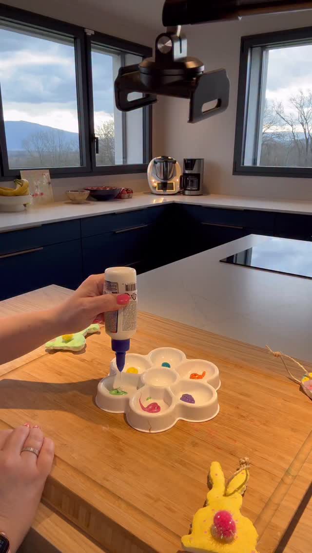 Personne ne croit que ça colle à la vitre… et pourtant 👀
Une activité sans écran, propre, facile à mettre en place, qui développe la créativité, la motricité fine et permet de créer un vrai moment de lien avec ton enfant.
👉 Colle + peinture
👉 Séchage
👉 Effet magique
C’est exactement ce que je partage avec ma méthode zéro écran :
Des activités simples pour occuper ton enfant intelligemment, apaiser les journées et réduire les écrans sans culpabiliser.
💛 J’ai tout regroupé dans mon e-book 50 idées DIY → dispo maintenant sur mon site www.child-home.com
#activiteenfant #methodezeroecran #parentalitepositive #ideeenfant #reelsinstagram