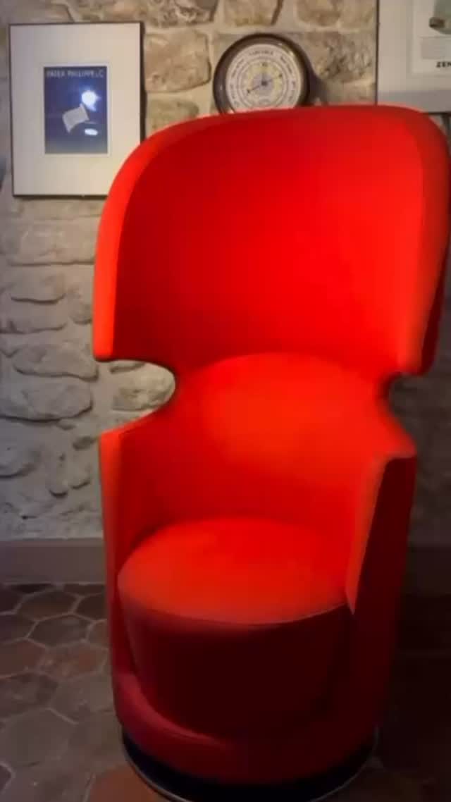Folies Bergère — La Cividina 🔴
Une réinterprétation audacieuse de la bergère classique, pensée comme un véritable espace intime.
Sa forme enveloppante isole, protège… et attire tous les regards. 
Rouge profond, présence forte, pièce signature.
Un fauteuil qui ne meuble pas… il impose.
#meubles #fauteuildesign #mobilierhautdegamme #luxuryfurniture #brocanteurfrançais