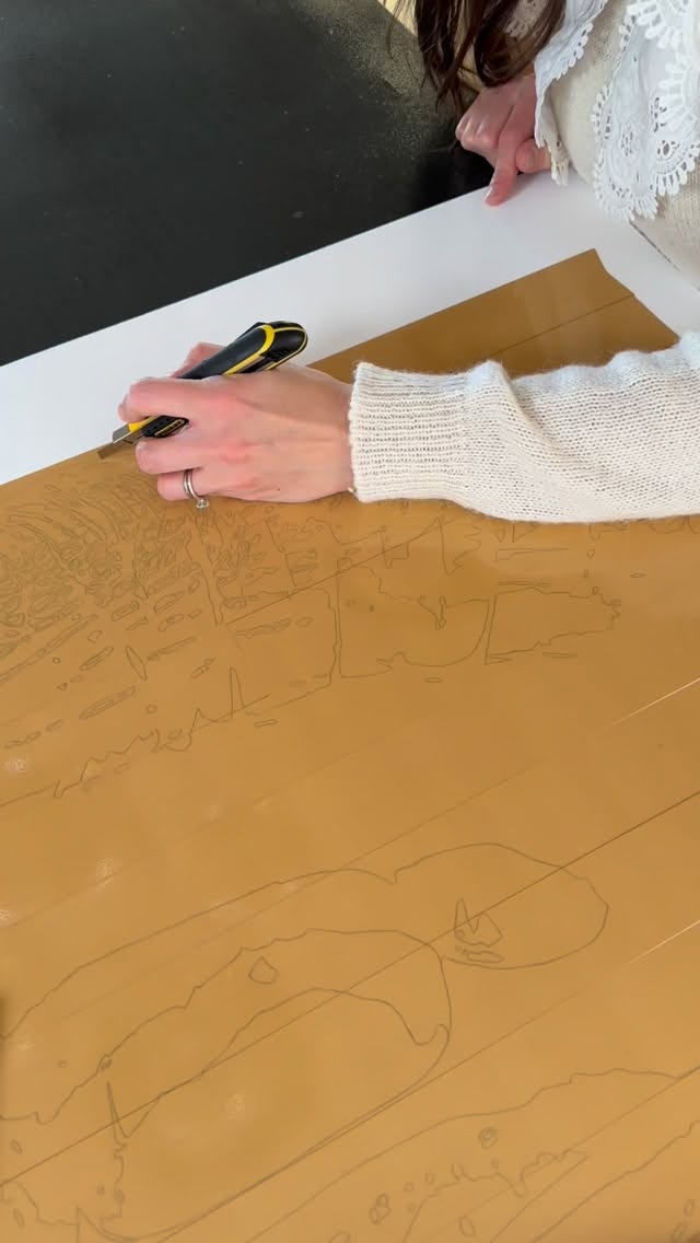 Pas de pinceau…
Pas de peinture…
.
Juste du scotch.
Et un cutter.
.
Et un peu de patience. 😅
.
Le processus est long mais si satisfaisant. Mon petit bonheur à moi que j’adore aussi partager avec vous.
.
#artcontemporain #tapeart #art #collage #scotch