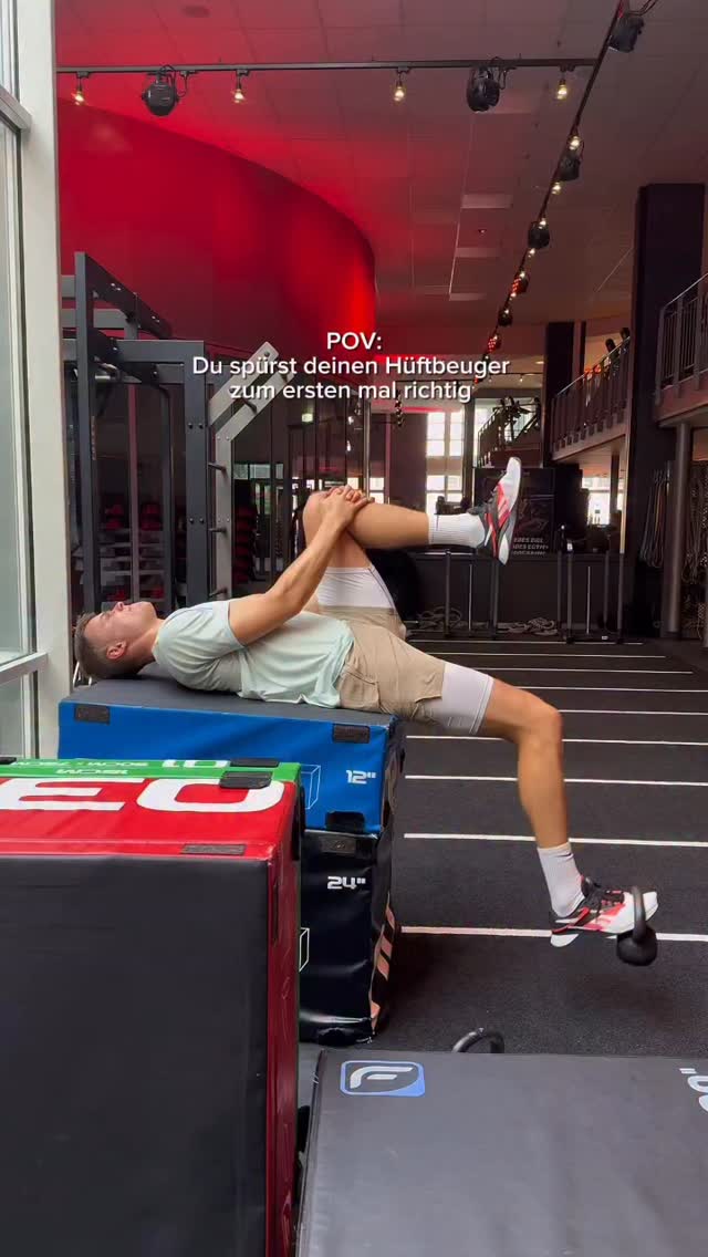 Nicht jeder „verkürzte“ Hüftbeuger muss gedehnt werden – oft fehlt ihm einfach die Kraft im gesamten Bewegungsradius.
Übungserklärung:
�Lege dich mit dem Rücken auf eine Box oder Bank.
Wichtig: Ein Bein hängt frei nach unten und berührt nicht den Boden.
Halte das andere Knie mit den Händen fest.
Der Fuß steckt in einer Kettlebell, sehr leichte Gewichte reichen hier aus.
Zieh das Knie kontrolliert nach oben.
Achte darauf, die Bewegung langsam und kontrolliert aus der maximalen Dehnung heraus zu starten – genau hier entsteht der Trainingsr
