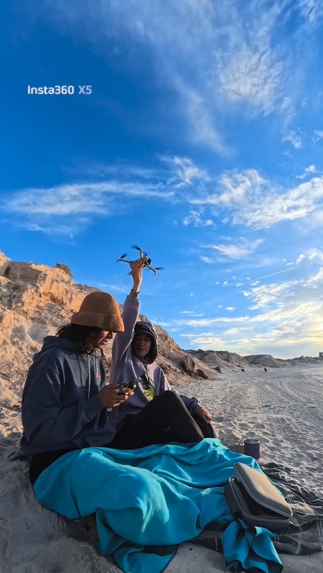 ¿Quienes están atrás de Desértica Baja Sur?
Somos Paulina y Abril, las fundadoras de Desértica. Nos conocimos un verano en una certificación para guías de naturaleza y pocos meses después nos pareció una gran idea emprender con nuestro proyecto propio.
¿La sorpresa? Sí fue una gran idea.
Este ha sido un largo camino con muchos altos y muchos bajos. Conseguimos armar una embarcación y adecuarla para turismo. Aprendimos a remolcarla con el pickup y ahora atravesamos la ciudad llevando nuestra panga sin miedo. Gestionamos todo el papeleo, los tramites y obtuvimos los permisos! Soñamos con la que sería nuestra identidad y creamos nuestro nombre, nuestra marca que esta creciendo. Ahora nuestros clientes se van contentos con sus hoodies y gorras de Desértica después de vivir una experiencia en el mar con nosotras.
Probamos, fallamos, intentamos otra vez y seguimos aprendiendo. Claro que no hubiéramos podido hacer posible nada de esto sin la ayuda de todas las personas que nos han acompañado. Capitanes, guías, amigxs, familia. Sin olvidar mencionar a las personas en las oficinas que nos explicaron varias veces como llenar las solicitudes de los permisos y los mecánicos que nos explicaron otras mil veces las cosas que teníamos que hacer para mantener con vida nuestro motor.
¿Qué sigue? Paulina ya se está preparando para ser capitana y Abril feliz de seguir grabando sus hazañas. Juntas seguimos ideando experiencias increíbles en la Baja Sur.
Acompáñanos en este viaje, mientras seguimos aprendiendo, consiguiendo logros y sobre todo, divirtiéndonos mucho!