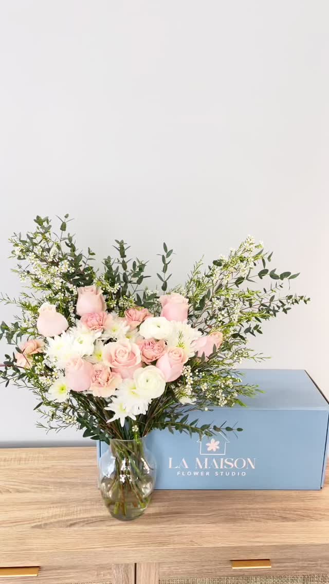 We’re sending you our deepest love and comfort.🤍
#lamaisonflowerstudio#calgaryflorist #yycflorist #yycflowers#birthdayflowers