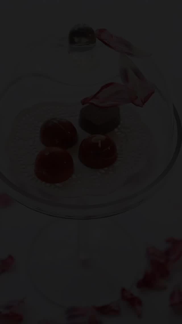 We tried. We tasted. We refined.
The perfect Noga bite was never going to be easy.
Crafted with our friends @trondheimsjokolade, made to meet something sparkling in the glass.
Can you guess the flavor?
Where a single bite becomes the night.
We can’t wait to welcome you.