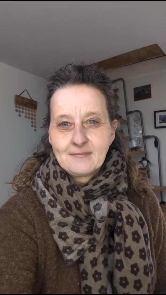 Angoisses et sexualité
Les grosses angoisses sont très souvent liées à des vies antérieures. Elles sont générées par des traumatismes énormes qui ont besoin d'être "digérer".
Sachez toujours que si c'est votre cas, vous n'êtes pas fou, faible ou trouillard. Vos angoisses ont une raison et grâce à l'hypnose régressive vous pouvez en comprendre la raison et même agir sur les symptômes associés.
Ici cette femme vient pour des angoisses et du licken vulvaire. Cela était dû à une vie antérieure où cette femme a été prostituée par son mari. Un homme a voulu la sauver et il a été tué. Cet homme est son conjoint actuel, raison pour lesquelles ces angoisses se sont réveillées...
#anxiete #sexualite #prostitution #angoisse