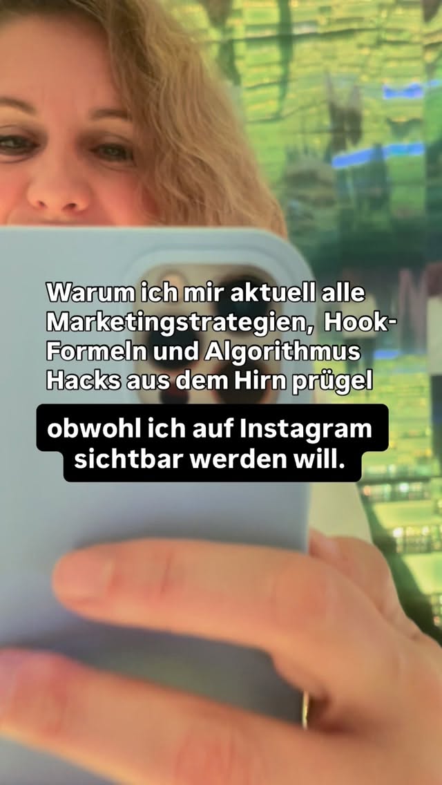 Die Größte Hürde, die dich davon abhält, sichtbar zu werden, bist DU - und der Glaube, dass das nur geht, mit den perfekten Strategien, Regeln und Hacks.
Denn was wirklich passiert:
Du richtest deine gesamte Energie auf das, was du tun solltest und müsstest. Du beobachtest dich beim Sprechen selbst, fragst dich ständig, ob das noch professionell genug rüberkommst - anstatt deinen Fokus auf das zu richten, was du wirklich zu sagen hast. 🎯
Und Menschen? Die riechen das kilometerweit wo deine Energie gerade ist. Bei dir oder bei ihnen.
Die Wahrheit ist: Deine Traumkunden buchen nicht, weil deine Hook perfekt ist. Sie buchen, weil sie dich spüren. Deine Message. Deine Energie. Deinen Humor
❌Zu viele Regeln machen dich nicht sichtbarer - sie machen dich eher unsichtbar. Weil du Strategien mehr vertraust als deinem Resonanzfeld🫠
Mach mit und hol dir einen Stift raus und journal diese 3 Fragen das nächste Mal, wenn du deinen Content erstellst:
1.) Richte ich meine Energie auf Strategien und Perfektion - oder auf meine eigentliche Message und den Menschen, dem ich helfen will?
2.) Traue ich mir selbst genug, um ohne perfekte Strategie einfach sichtbar zu sein?
Es geht nicht darum, jetzt komplett jedes Marketingwissen zu ignorieren. Es geht darum, dich zu trauen mit dem zu zeigen, was du bereits bist.
🥸„Welche Marketing-Regel nervt dich am meisten? Ich fang an:
👇
“Poste täglich oder …sonst entzieht dir Meta persönlich die Reichweite“ 🫠👻
