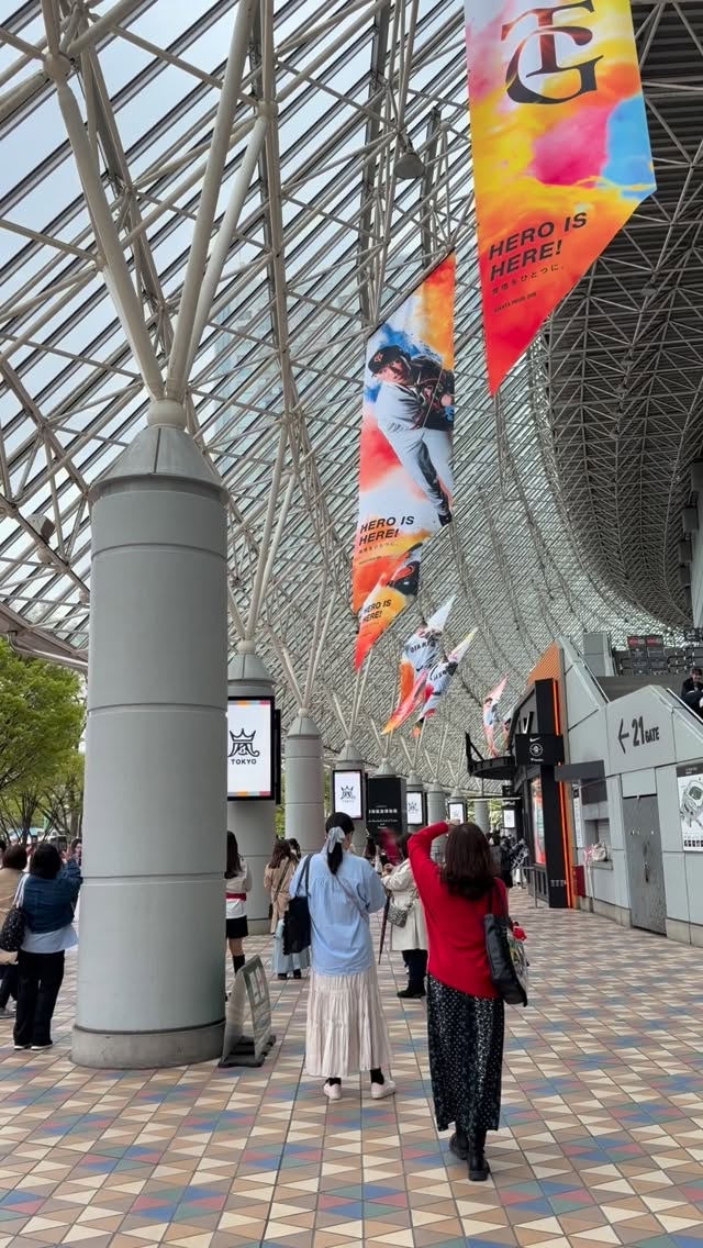 2026/04/02
《東京ドームへ》
・
昨日はNARDアロマインストラクターの一次試験でした
・
生徒さんとお昼に待ち合わせして
コメダで軽めし食べて最終チェック
激励の言葉をかけ
試験会場(水道橋)までお見送りして
ホッとひと息😌
・
又、昨日・今日は東京ドームにて嵐LIVEの日でもあり
午前中に嵐LIVEのグッズ購入を済ませまして…
(私は東京ドーム参戦ではないですが)
・
試験日とグッズ購入が同日でよかったです😊
・
帰りに写真を撮りまくってきました〜😆🤳🙌
ほんの一部ですがお裾分け❤️💛💚💜💙
・
#嵐
#ARASHILIVETOUR2026
#WeareARASHI
#アロマスタジオドロップス