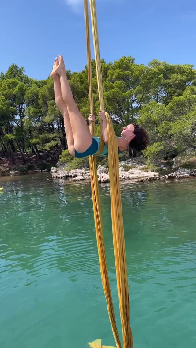 Don’t try this at home! 🙈
wish i was back here 💭🌊⛵️
salty hair, silks, and the cutest background cheers 🥹
P.S.: You can live this too → @aerialcruisecroatia ✨🧜🏼♀️
#aerialretreat #aerialistsofinstagram #aerialdream