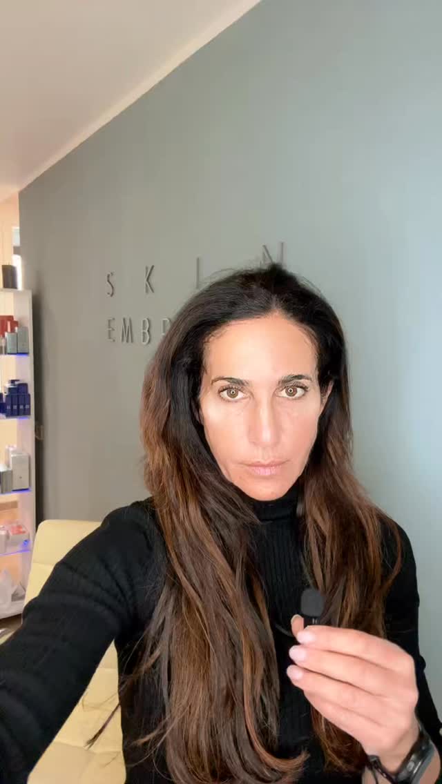 Ich liebe den Frühling, weil er für mich für Frische, Leichtigkeit und einen kleinen Neustart steht — auch für die Haut.
Nach dem Winter braucht sie oft nicht maximal viel, sondern das Richtige: Unterstützung für Hautqualität, Feuchtigkeit, Struktur und einen gesunden Glow. Genau hier setzen moderne ästhetische Behandlungen an, wenn sie mit Maß, medizinischem Blick und individuell geplant eingesetzt werden.
Für mich geht es nie darum, Gesichter zu verändern.
Sondern darum, Frische zurückzubringen, die Haut zu stärken und Ergebnisse zu schaffen, die natürlich wirken.
Der schönste Effekt?
Wenn man einfach erholt, frisch und irgendwie „besser“ aussieht — ohne dass es laut ist.
Was wäre euch gerade am wichtigsten: Glow, Straffheit oder Regeneration?
Hautqualität?
#frühlingsglow #hautqualität #ästhetischemedizin #skinrejuvenation #glowup