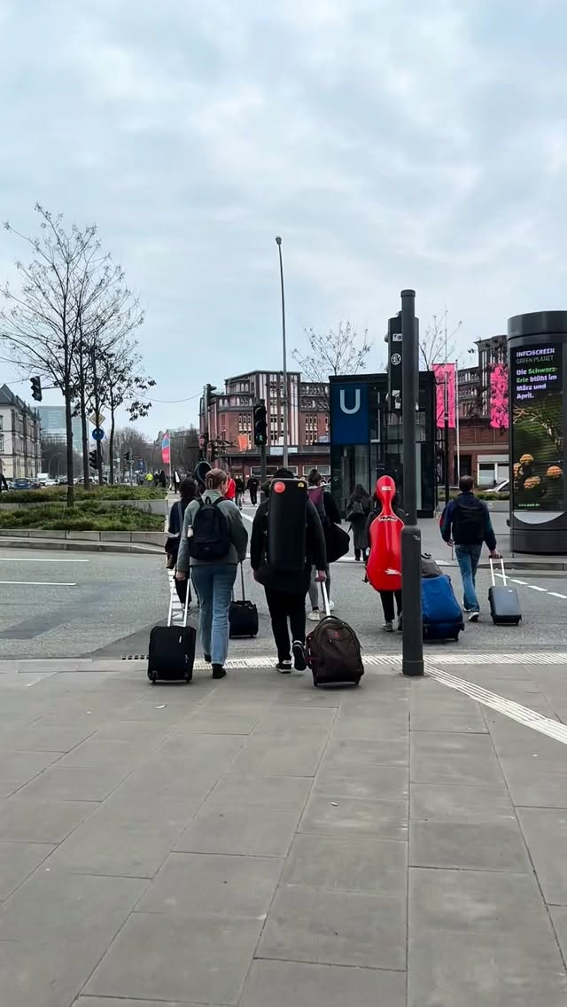 The last tour update 🤓 This tour was so much fun! Thanks to all my wonderful colleagues from @amsterdam_sinfonietta for having me and thanks to @raychenviolin for joining us on this tour! ❤️ #tour #vlog #music #violin #behindthescenes