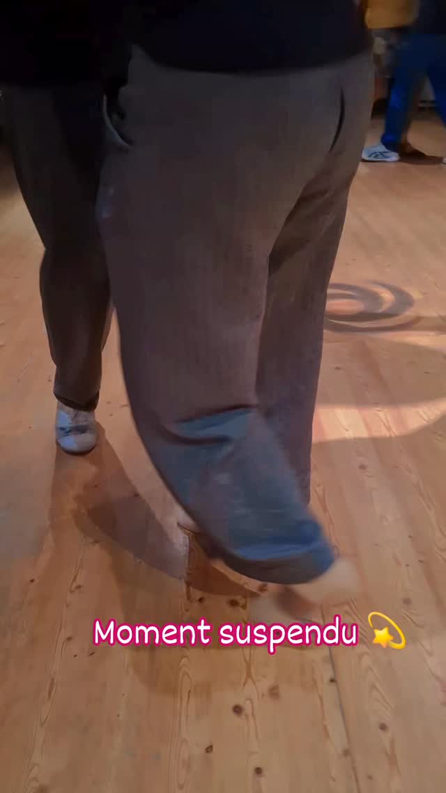 “La santé comme une danse… 💃”
Pourquoi je partage des vidéos de moi en train de danser le tango ?
Cela peut surprendre…
Et pourtant, c’est profondément lié à ma manière d’accompagner.
Pour moi, la santé est une danse.
Une danse entre la vie et nous.
Quand tout est fluide, le corps suit naturellement le mouvement.
Mais parfois… quelque chose se désaccorde. Le rythme se perd, les tensions apparaissent, le corps se crispe.
Et c’est là que les symptômes apparaissent.
Dans le tango, il faut écouter.
Écouter son partenaire, ressentir, s’ajuster… et parfois accepter de lâcher le contrôle pour retrouver la fluidité.
Dans mon cabinet, c’est exactement la même chose.
Je ne suis pas là pour imposer quelque chose au corps.
Je suis là pour écouter, comprendre… et réharmoniser.
C’est au cœur de ma manière de travailler, à travers ma méthode MHV,
qui vise à restaurer l’harmonie entre le corps, les émotions et l’énergie.
À travers la naturopathie, l’homéopathie et les approches vibratoires, j’accompagne le corps à retrouver son propre rythme… comme une danse qui redevient fluide.
Le tango fait partie de moi.
Il m’apprend chaque jour l’écoute, la présence, l’équilibre.
Et c’est cette énergie que je mets dans mes accompagnements.
✨ Écouter le corps pour retrouver la danse de la vie ✨
Si ces mots résonnent en vous,
je serai heureuse de vous accompagner 🌿
Gaëlle
bulle douceur
#naturopathie #naturopathe #medecinenaturelle #santenaturelle #santeholistique
#harmonieducorps #ecoutersoncorps #corpsetesprit #danseinterieure #vibrationducorps
#troublesdigestifs #fatiguechronique #douleurschroniques #cystitechronique #santefeminine
#martigny #valais #suisseromande #therapeutesuisse
#bienetre #retourasoi #ecouteinterieure#bulledouceurgaelle
