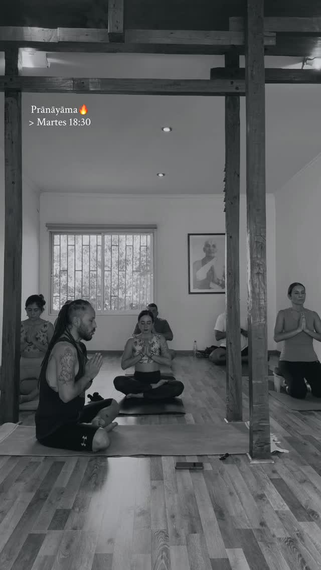 Para quienes nos preguntan: el Pranayama es el arte de dirigir nuestra energía vital a través de la respiración. No es solo inhalar y exhalar, es una herramienta poderosa para calmar la mente y equilibrar el sistema nervioso. ✨
Te esperamos todos los martes a las 18:30 en Yoga Mandiram. Ven a experimentar el silencio interno.