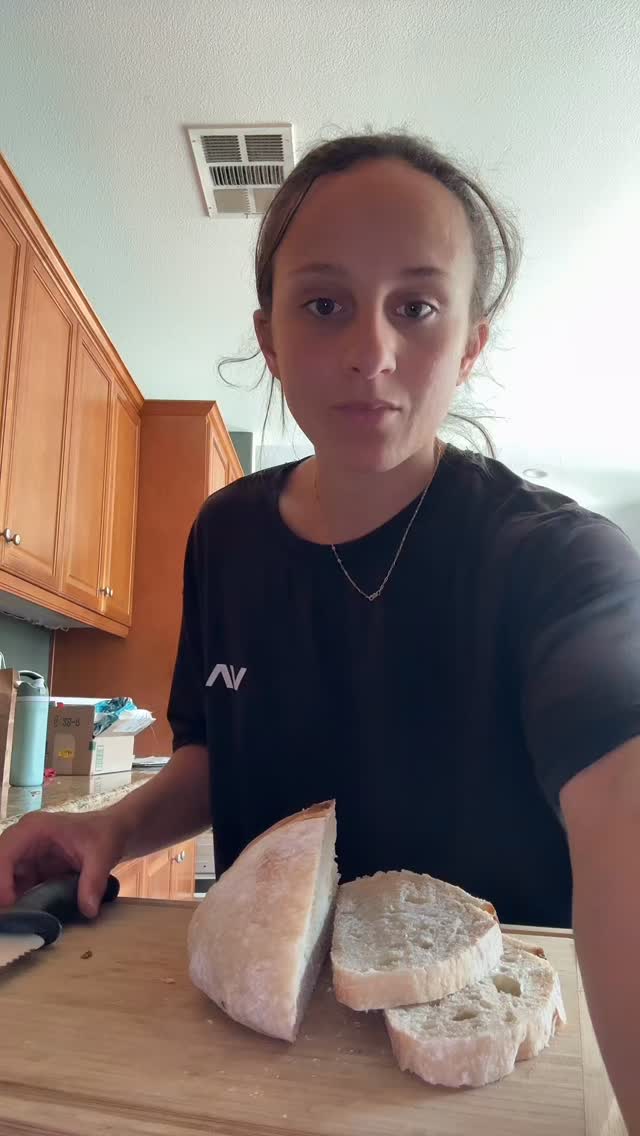 LOVE ME SOME SOURDOUGH if you haven't caught on yet haha! And alway homemade from the homie. The store can have preservatives and additives so just beware and enjoy.
Xo, Liv
#sourdough #guthealth #fiber #nutrients #bloodsugarbalance
