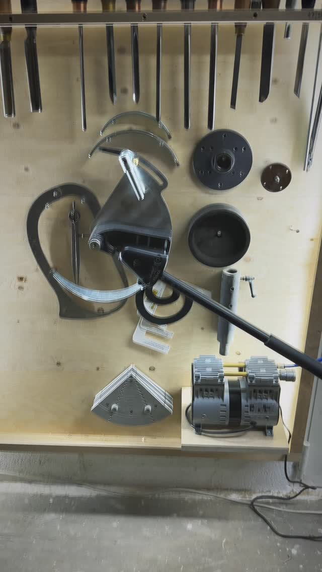 Schau genau hin... 🦆
Bauchige Form, nach innen gewölbter Rand und ein markantes Farbspiel. Das dunkle Kernholz am Boden zeigt erst beim Umdrehen ein besonderes Detail: Die Maserung bildet dort die Silhouette eines Entenkopfes ab. Genau solche Zufälle machen das Drechseln spannend, man weiß nie genau, welches Bild das Holz am Ende preisgibt.
woodturning #woodworking #handcrafted #woodgrain #hiddendetail #workshoplife