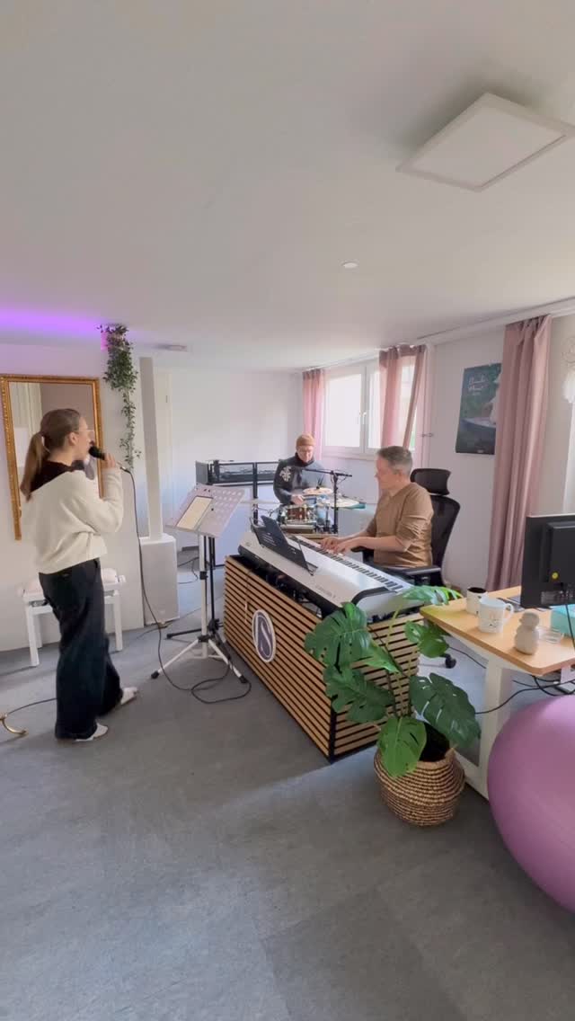 Wenn aus einer Idee langsam ein Arrangement wird ✨
Hier ein kleiner Einblick in unsere Probe zu „Unwritten“ – in unserer eigenen Trio-Version.
Noch nicht perfekt, mit kleinen Unsauberheiten
- morgens um 10 Uhr. Aber ich wollte es trotzdem gern mit euch teilen 🫶
Genau in diesen Momenten entsteht das, was wir später live auf die Bühne bringen.
Ich liebe diese Probenzeit, in der wir ausprobieren, verwerfen, neu denken – bis es sich für uns richtig anfühlt.
Und genau so klingt es dann auch bei euren Trauungen, Sektempfängen oder Feiern: persönlich, eingespielt und mit ganz viel Gefühl für den Moment.
Wenn ihr uns live erleben möchtet, schreibt mir gern eine Nachricht oder schaut auf meiner Website vorbei 💜
💌 www.RebeccaSammet.de
#hochzeitsmusik #trio #livemusik #sektempfang #unwritten